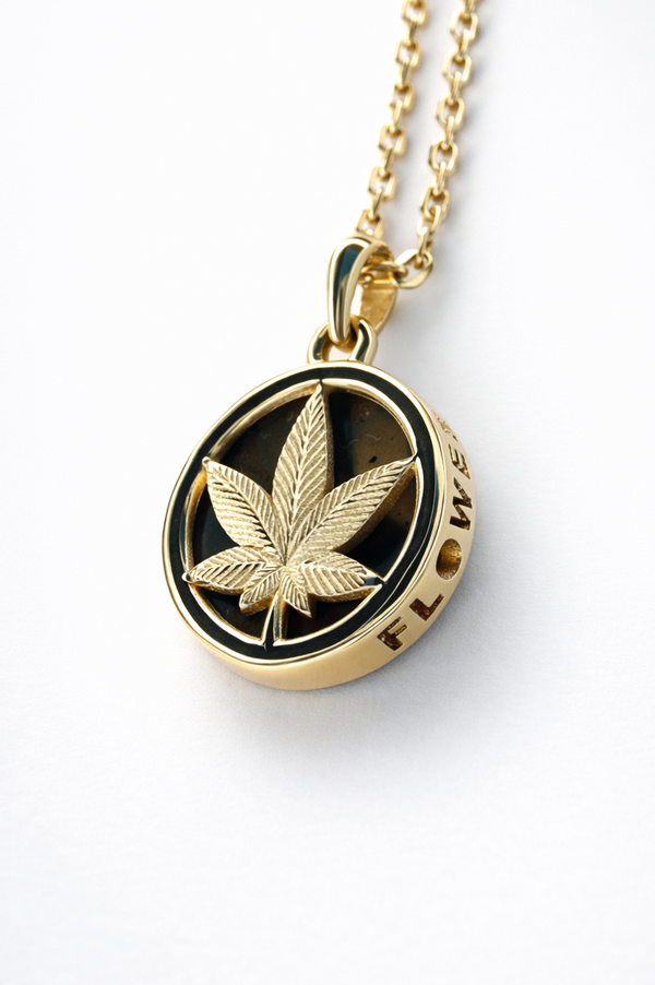 flower pendant in 18k yellow gold, sculptural flower form, detail view