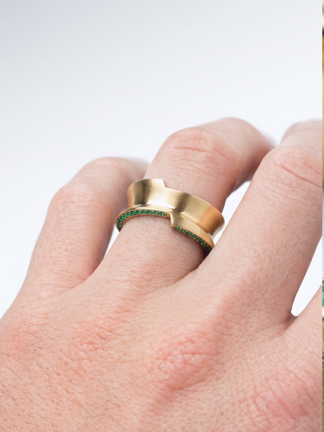 rio emerald pavé ring in 18k gold, pavé set circular form, on the hand