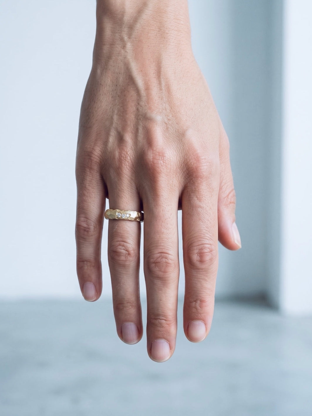 material ring III, carved gold surface with three natural diamonds