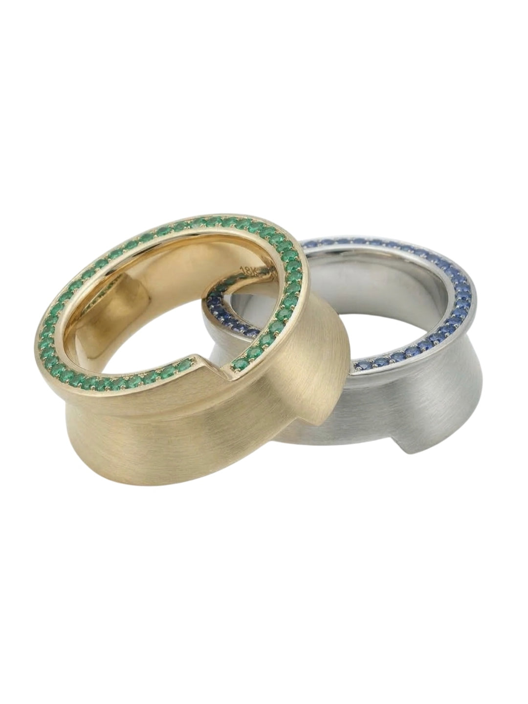 rio pavé ring in gold and platinum, pavé sapphire detail, on the hand