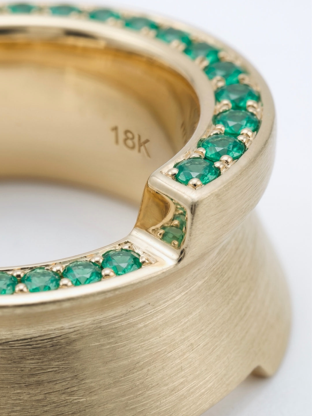 rio emerald pavé ring in 18k gold, pavé set circular form, detail view